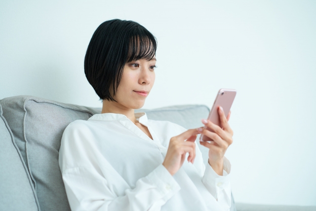 スマホで検索する女性